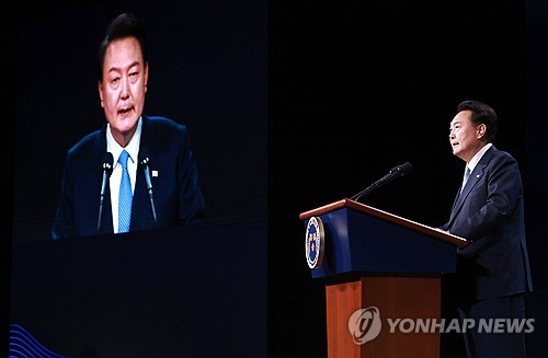 윤석열 대통령이 18일 서울 신라호텔에서 열린 제3차 민주주의 정상회의 장관급 회의 개회식에서 환영사를 하고 있다. [연합뉴스]